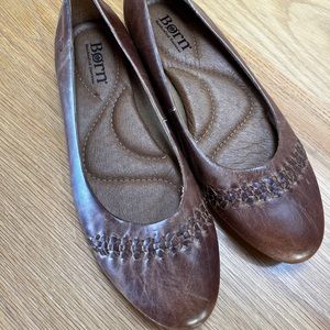 Born soft buttery brown leather flats w amazing inner padded footbeds.